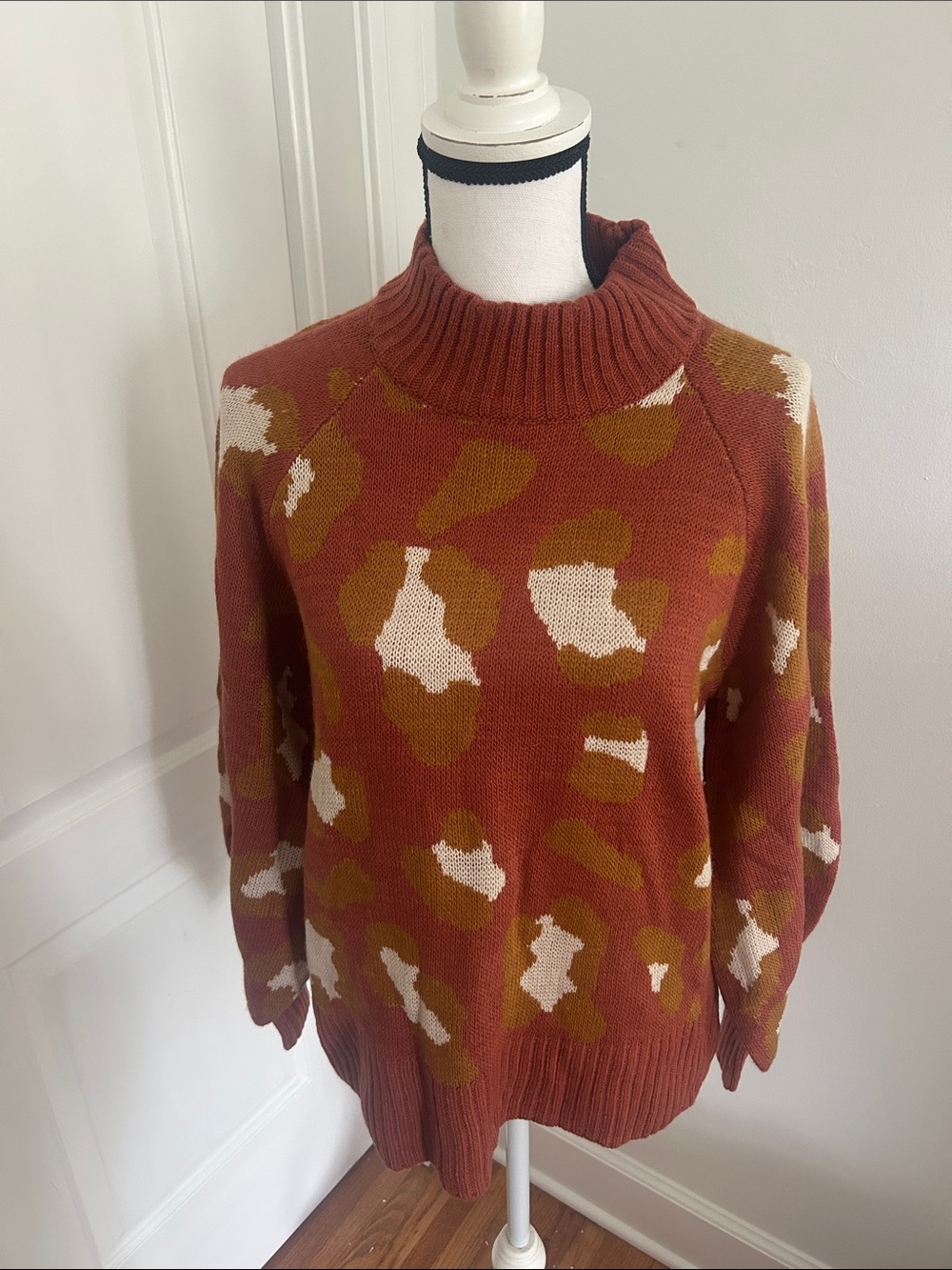 Very  j Rust leopard print turtleneck sweater